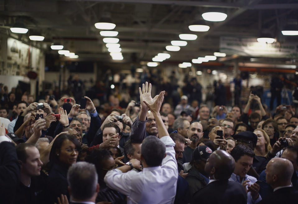 U.S. President Barack Obama delivers a speech and clap hands with a supporter in Radford of Michigan, United States on December 10, 2012. (Xinhua/Reuter)