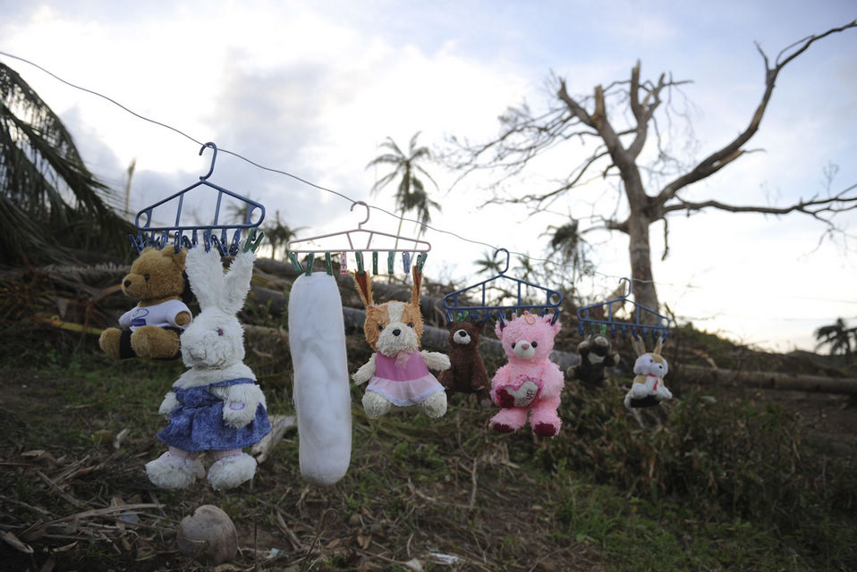 Residents hang their teddy bears and other stuffed toys out to dry on a clothesline in the coastal town of Boston which was devastated. (Xinhua/AFP)