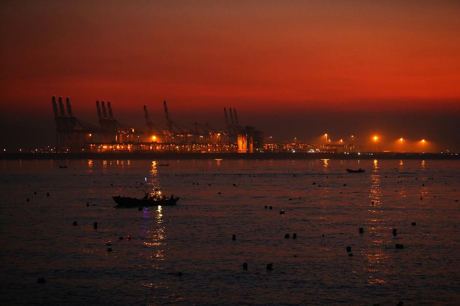 Photo taken on Dec. 14, 2012 shows sunset view at Tamsui District of Xinbei City, southeast China's Taiwan.(Xinhua)
