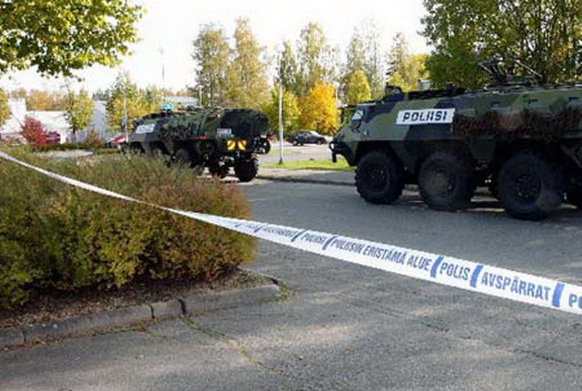 Police use Finnish Army's armored vehicle to seal the area around a school in Kauhajoki where a student shot dead several people before shooting himself on Sept 23, 2008. (Xinhua/Reuters Photo)
