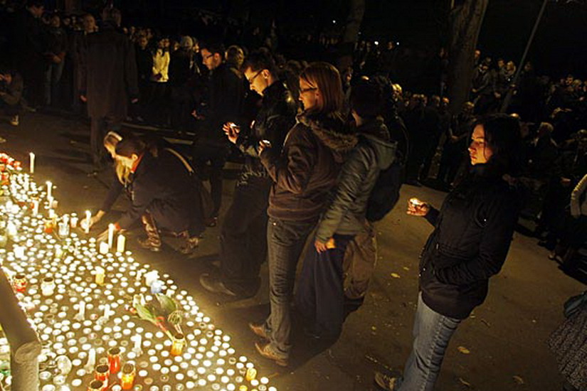 Mourning for school shooting victim. A student killed one 19-year-old student and another student, a faculty member and a janitor were wounded by gunfire on Nov. 26, 2009. (Photo/Xinhua)