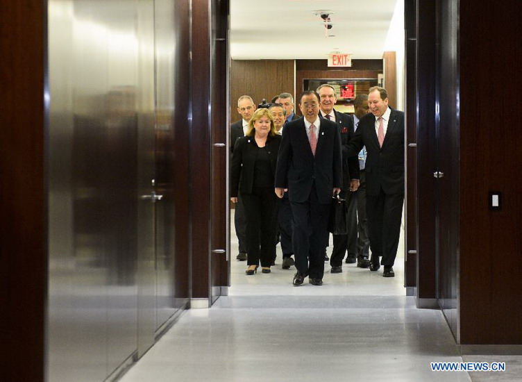 United Nation Secretary General Ban Ki-moon (C) walks with other staff after moving back to the 38th floor office in the glass skyscraper at the UN headquarters in New York, Dec. 17, 2012. Under the UN's Capital Master Plan, Ban moved to the temporary North Lawn building in January, 2010. (Xinhua/Shen Hong) 