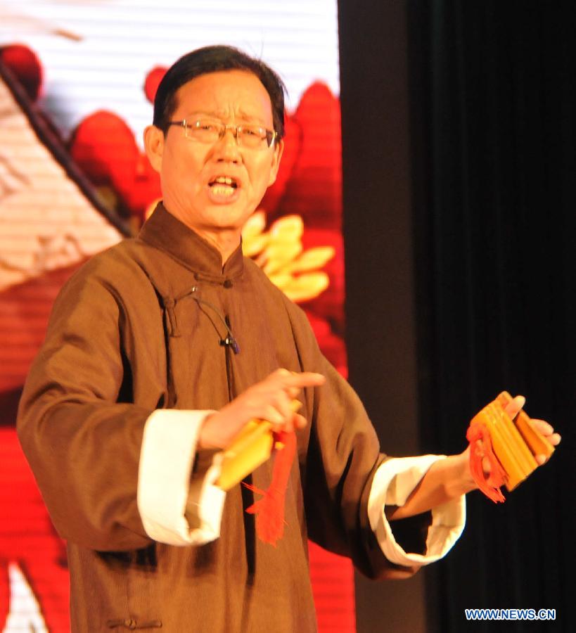 Chinese Quyi actor Cui Yongsheng performs clapper talk during a Chinese Quyi contest in Hohhot, capital of north China's Inner Mongolia Autonomous Region, Dec. 15, 2012. (Xinhua/Liu Yide) 