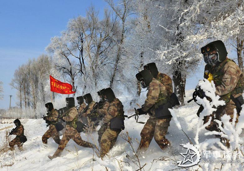The training in snow keeps soldiers’ morale high. (Photo/Reader.chinamail.com.cn) 