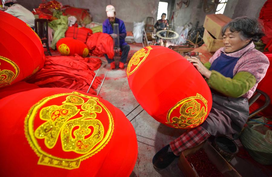Villagers make Chinese lanterns in Yaxi Village of Xianju County, east China's Zhejiang Province, Dec. 18, 2012. (Xinhua/Xu Yu) 