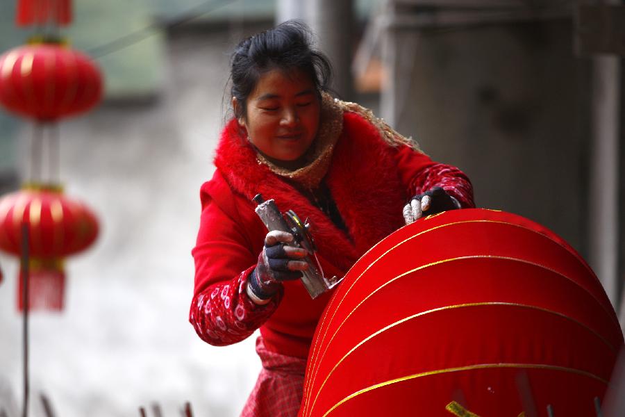 Villagers make Chinese lanterns in Yaxi Village of Xianju County, east China's Zhejiang Province, Dec. 18, 2012.  (Xinhua/Xu Yu) 