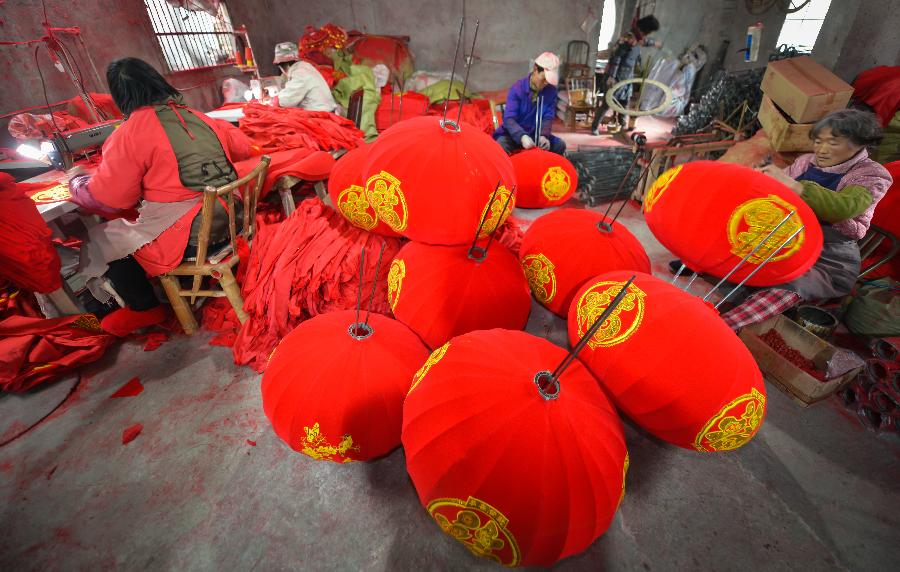 Villagers make Chinese lanterns in Yaxi Village of Xianju County, east China's Zhejiang Province, Dec. 18, 2012. (Xinhua/Cui Xinyu) 