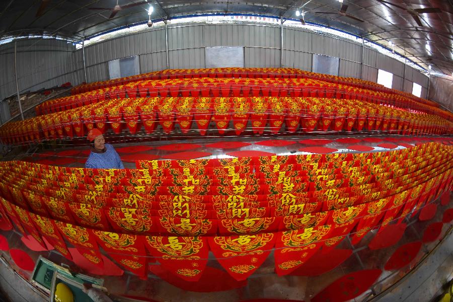 Villagers make Chinese lanterns in Yaxi Village of Xianju County, east China's Zhejiang Province, Dec. 18, 2012. (Xinhua/Xu Yu) 