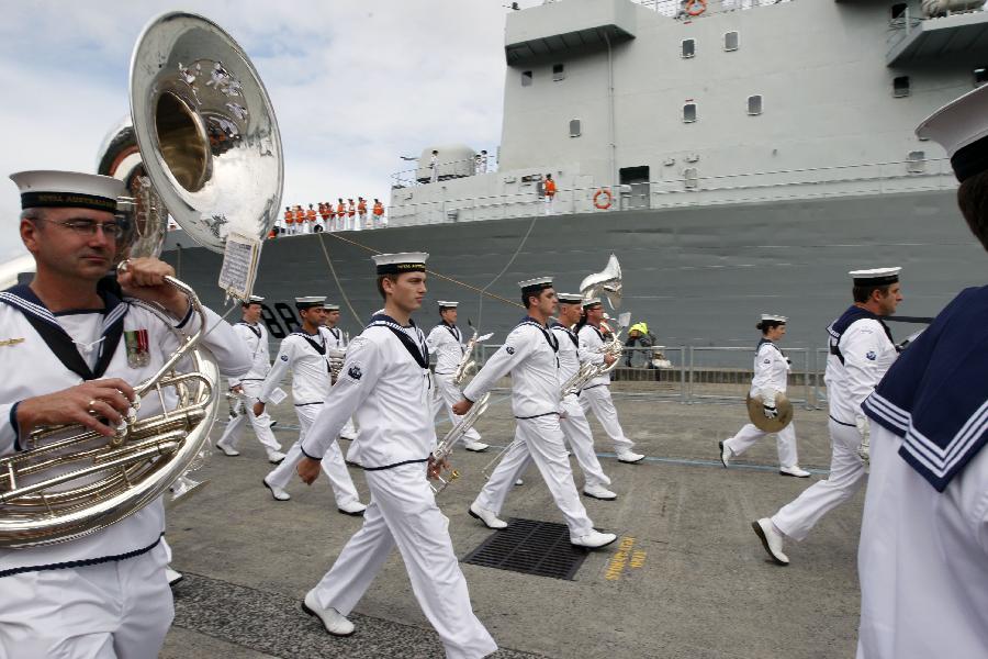 Members of Australian navy orchestra perform during a ceremony to welcome three visiting Chinese navy ships in Sydney, Australia, on Dec. 18, 2012. Three Chinese navy ships returning home from counter-piracy operations in the Gulf of Aden have arrived in Sydney as part of a four day port visit, local media reported on Tuesday. (Xinhua/Jin Linpeng) 