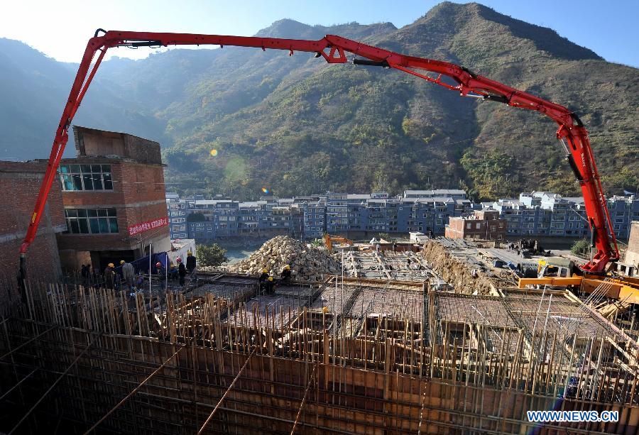 Photo taken on Dec. 13, 2012 shows a reconstruction site in Maoping Village of Luozehe Township in the earthquake-hit Yiliang County, southwest China's Yunnan Province, Dec. 13, 2012. (Xinhua/Lin Yiguang)