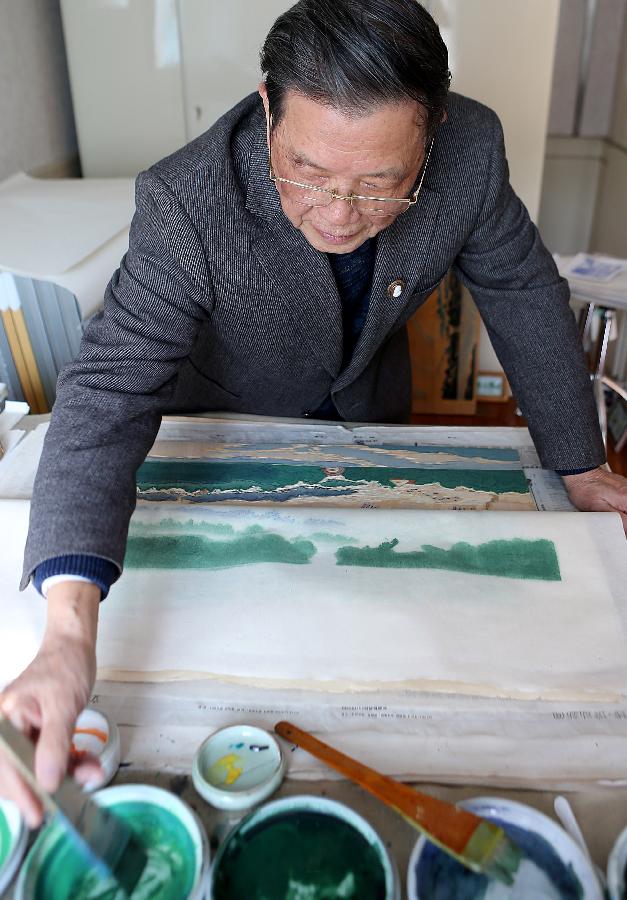 Chinese painter Lu Fang creates a woodblock painting at his studio in Hangzhou City, capital of east China's Zhejiang Province, Dec. 4, 2012. Lu Fang started to create woodblock paintings since 1950s, his works tend to depict the scenery of the West Lake in Hangzhou. The technique of woodblock printing was listed as a state intangbile cultural heritage of China in 2008. (Xinhua/Zhang Chuanqi) 