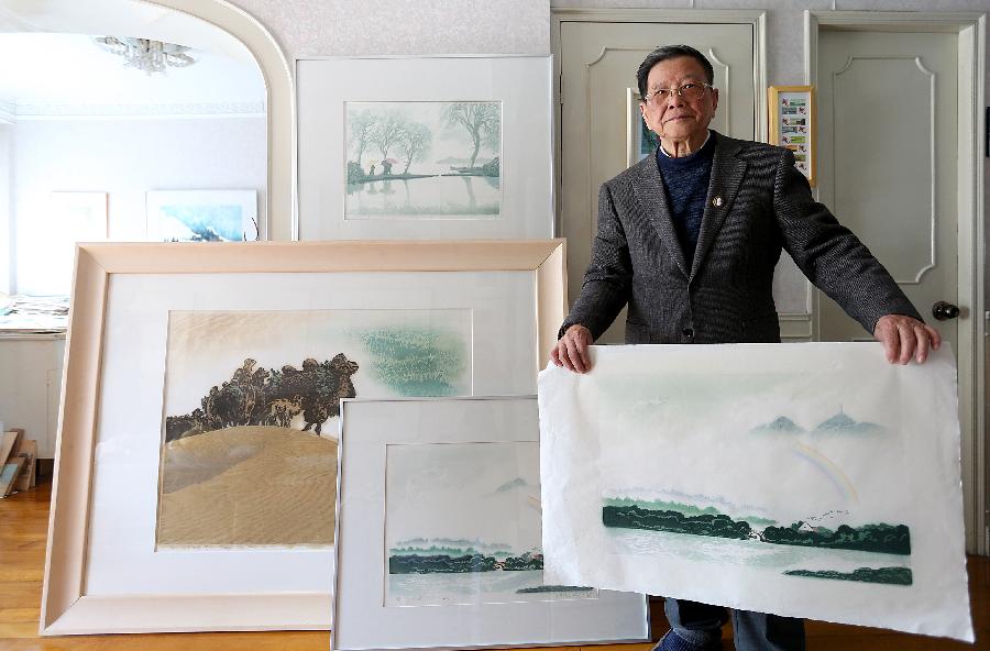 Chinese painter Lu Fang shows his woodblock painting works at his studio in Hangzhou City, capital of east China's Zhejiang Province, Dec. 4, 2012. Lu Fang started to create woodblock paintings since 1950s, his works tend to depict the scenery of the West Lake in Hangzhou. The technique of woodblock printing was listed as a state intangbile cultural heritage of China in 2008. (Xinhua/Zhang Chuanqi) 