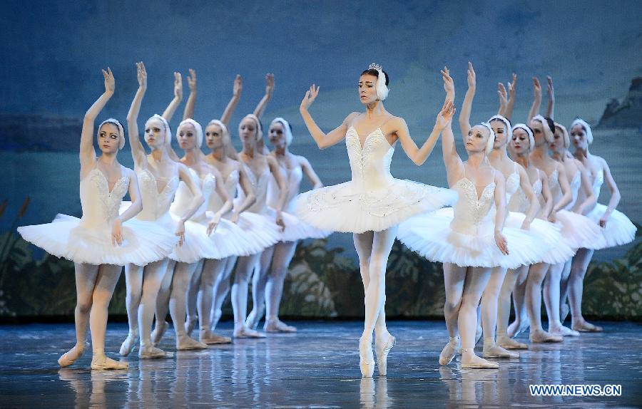 Actresses from Saint Petersburg Ballet Theatre of Russia perform dance drama "Swan Lake" in Yinchuan City, capital of northwest China's Ningxia Hui Autonomous Region, Dec. 18, 2012. (Xinhua/Wang Peng) 