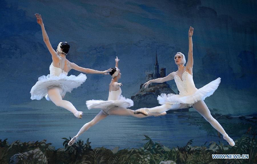 Performers from Saint Petersburg Ballet Theatre of Russia perform dance drama "Swan Lake" in Yinchuan City, capital of northwest China's Ningxia Hui Autonomous Region, Dec. 18, 2012. (Xinhua/Wang Peng)