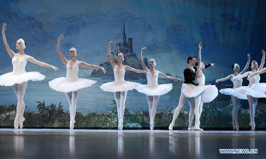 Performers from Saint Petersburg Ballet Theatre of Russia perform dance drama "Swan Lake" in Yinchuan City, capital of northwest China's Ningxia Hui Autonomous Region, Dec. 18, 2012. (Xinhua/Wang Peng)