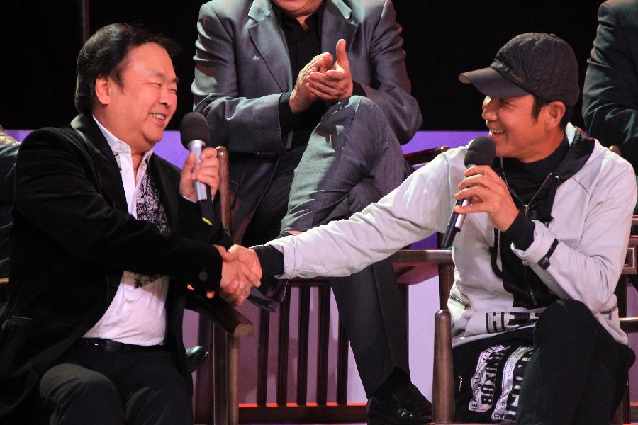 Actor Chen Daoming (R, front) and Director Gao Xixi shake hands during the audience meeting of the TV series "The Legend of Chu and Han" in Hangzhou, capital of east China's Zhejiang Province, Dec. 18, 2012. The show premiered on Zhejiang TV on Tuesday night. (Xinhua/Wu Huang) 