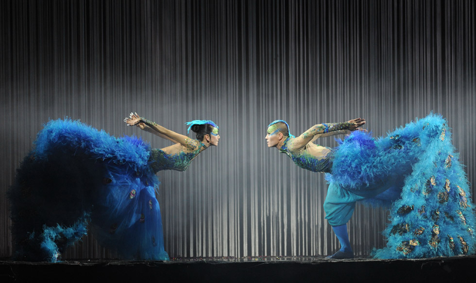 A stage photo of Yang Liping(L) and her peacock dance. (Xinhua Photo by Qin Qing)