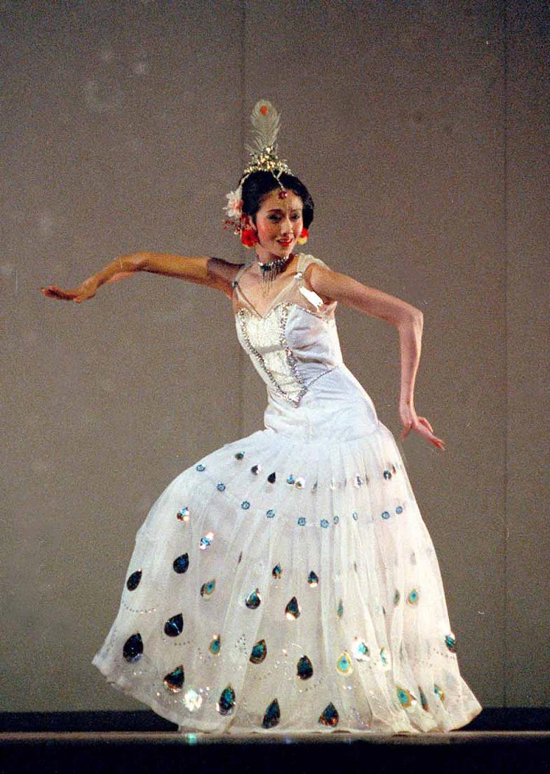 A stage photo of Yang Liping and her peacock dance. (Xinhua Photo by Wu Jiadu)