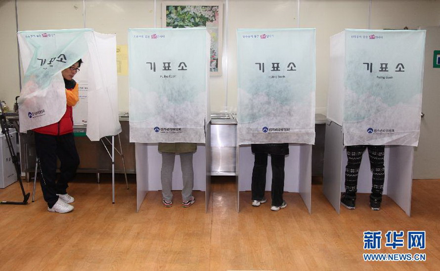Voters write the ballot at a polling station. 13,542 polling stations opened at 6 a.m. local time and closed at 6 p.m. on Dec. 19, 2012. The result of the polls will be released on Dec. 20. (Xinhua/Park Jin-hee)