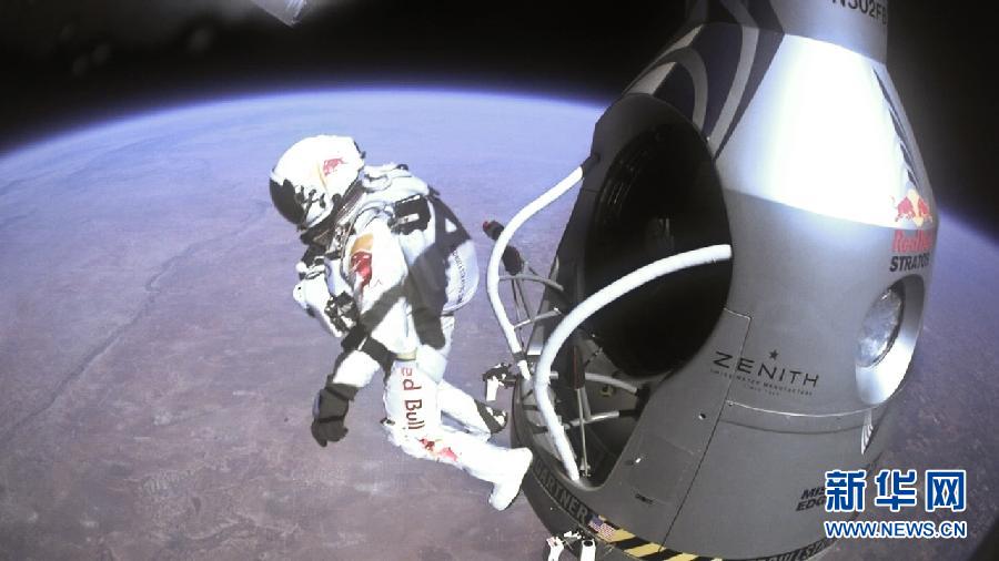 Austrian Felix Baumgartner jumps to the Earth from a helium balloon in the stratosphere on Oct. 14, 2012. Baumgartner successful completed extreme parachute jump in Rosewell of New Mexico, U.S. He set the record for “highest manned balloon flight”, “the longest distance of free fall” and “the fastest speed of free fall” from an altitude of 38 kilometers at a speed of 1, 342 kilometres per hour. (Xinhua/AFP)