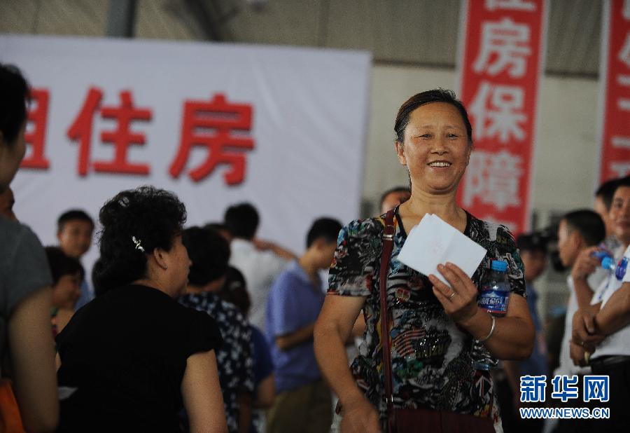 Picture shows the scene of a low-rent housing selection ceremony in Jintang county in Chengdu on July 28, 2012.