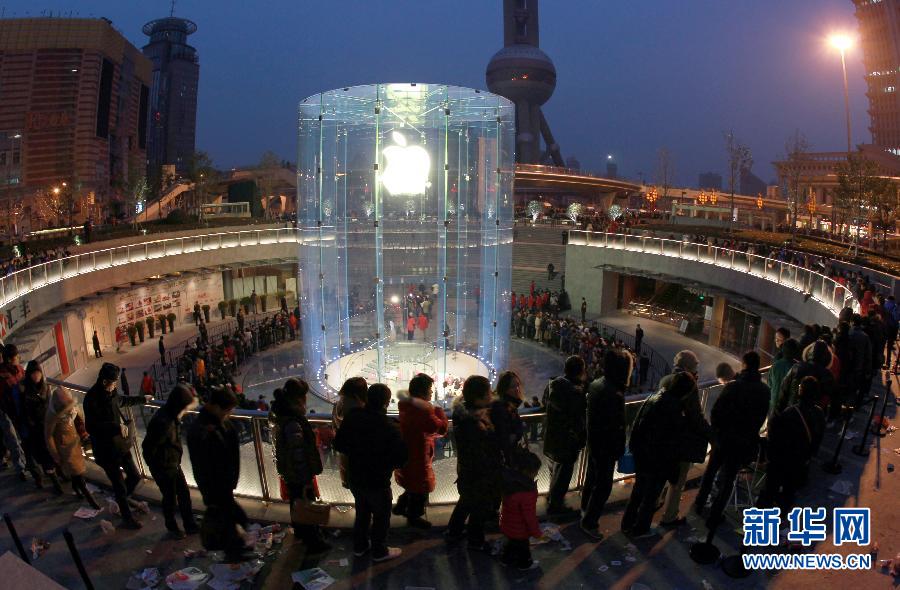 "Apple fans" queue up to enter the Apple flagship store in Shanghai on Jan. 13 2012. 