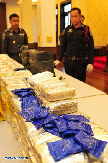 Thai Highway Police officers display seized drugs during a press conference at its headquarters in Bangkok, capital of Thailand, Dec. 19, 2012. Thai Highway Police on Wednesday intercepted a shipment of 1.3 million methamphetamine pills hidden in a pick-up truck carrying vegetables in southern province of Chumphon, Thai News Agency reported. (Xinhua/Rachen Sageamsak)