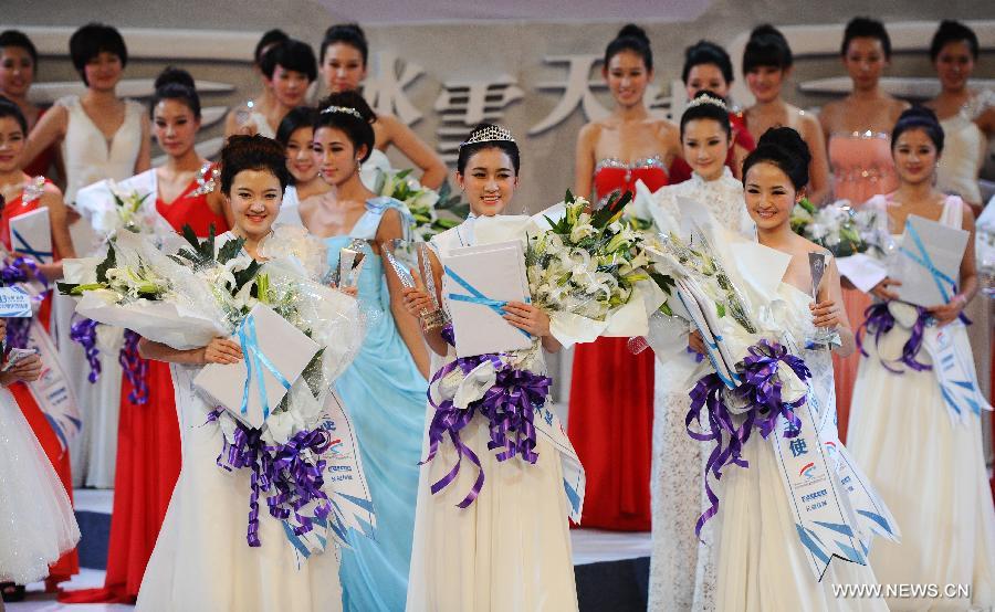 Contestants attend the award ceremony of a beauty contest in Changchun City, capital of northeast China's Jilin Province, Dec. 19, 2012. (Xinhua/Xu Chang)  