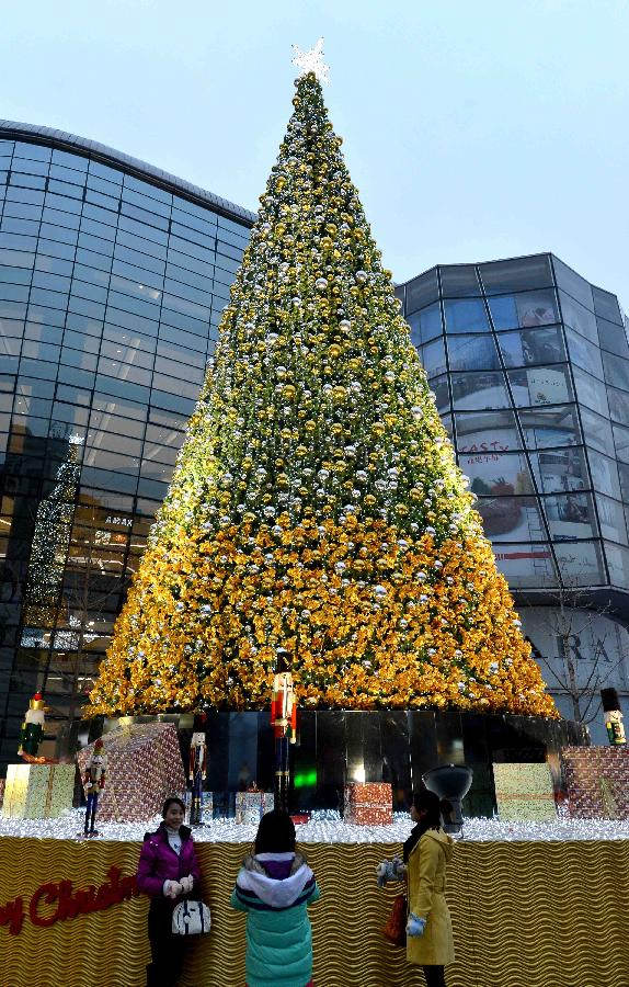 Christmas decorations are seen in downtown Jinan, capital of east China's Shandong Province, Dec. 19, 2012. (Xinhua/Zhu Zheng) 