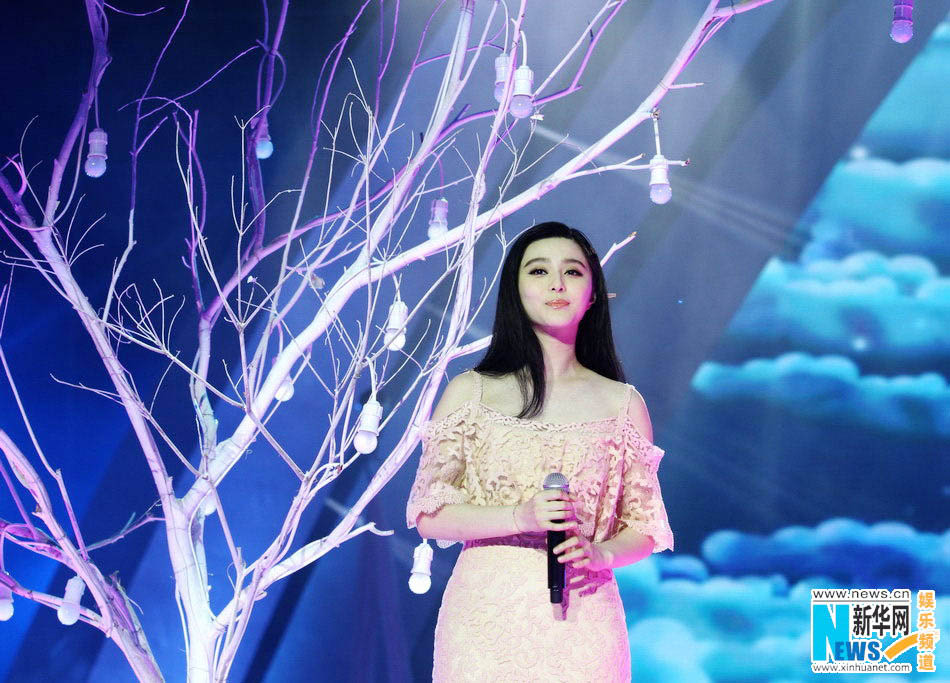 Chinese actress Fan Bingbing performs at the new year concert of Shenzhen TV.(Photo/Xinhua)