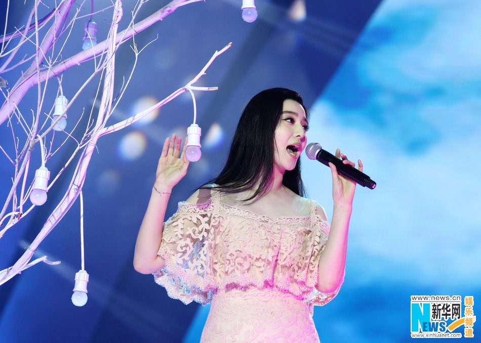 Chinese actress Fan Bingbing performs at the new year concert of Shenzhen TV.(Photo/Xinhua)
