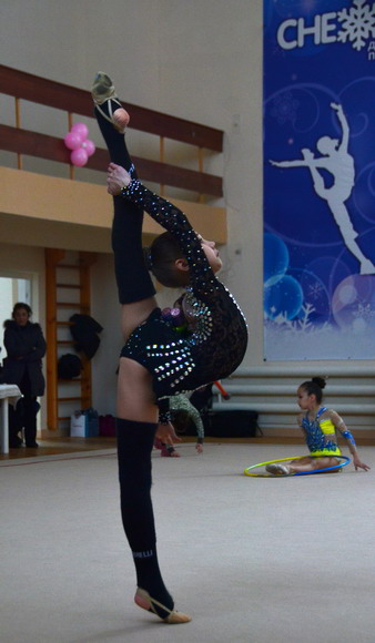 A young gymnast warms up before the competition, Dec 19, 2012.  (People’s Daily Online/Xu Xinghan)