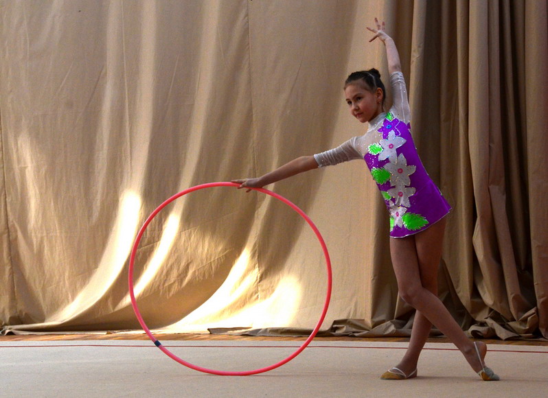 A young gymnast performs with her hula hoop. (People’s Daily Online/Xu Xinghan)