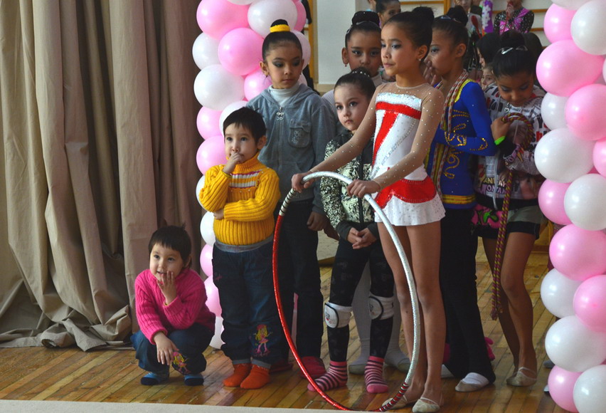 Young gymnasts wait for starting. (People’s Daily Online/Xu Xinghan)