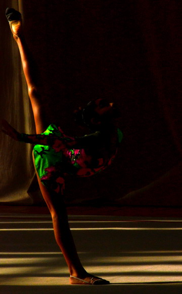 A gymnast performs in a competition. (People’s Daily Online/Xu Xinghan)