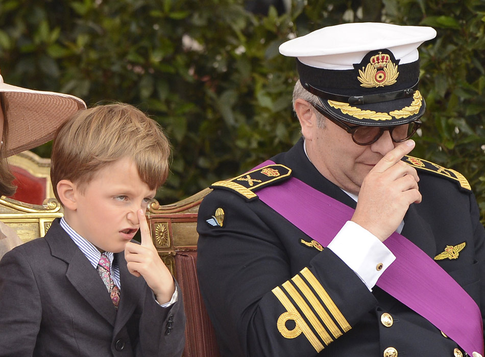 Prince Laurent of Belgium (right) watches the military parade on National Day with his son Prince Nicolas of Belgium in Brussels, Belgium on July 21, 2012. The young prince imitated his father.(Xinhua/Wu Wei)