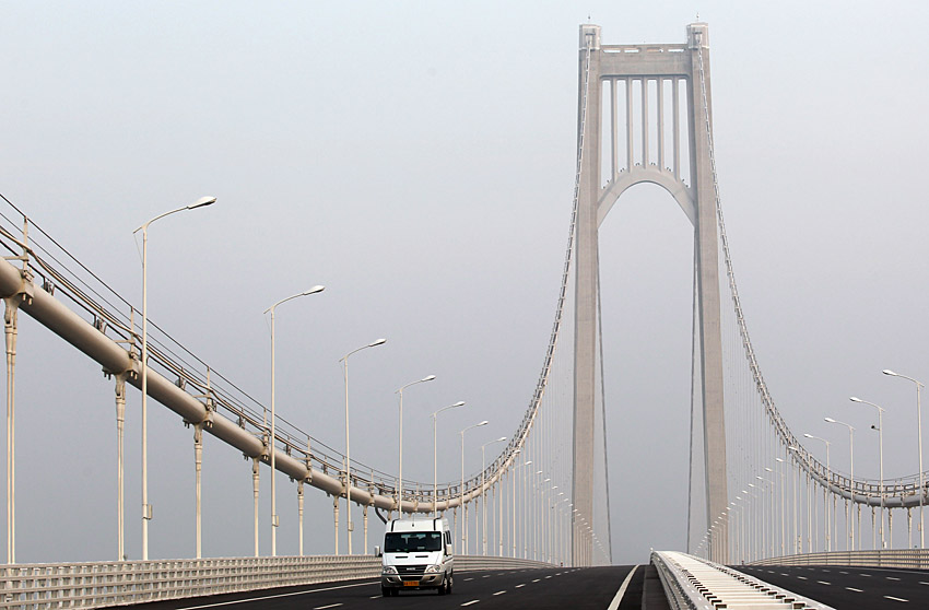 A car runs on the Nanjing Yangtze Fourth Bridge on Dec. 19. (Xinhua/Zhou Haijun)