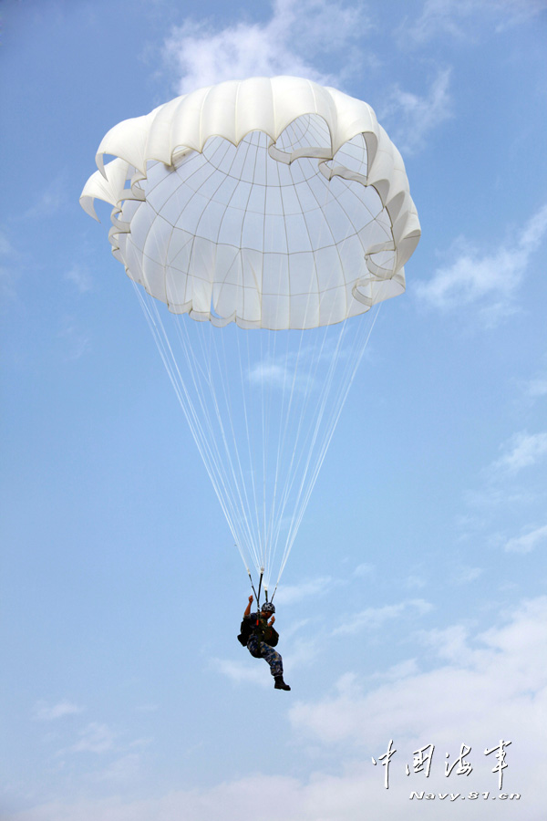 A Marine Corps brigade under the Navy of the People's Liberation Army (PLA) conducts 800 meters high-altitude parachute training, in a bid to enhance troop's airborne combat capability. (navy.81.cn/Yu Huangwei, Yan Jialuo, Zhou Qichun) 