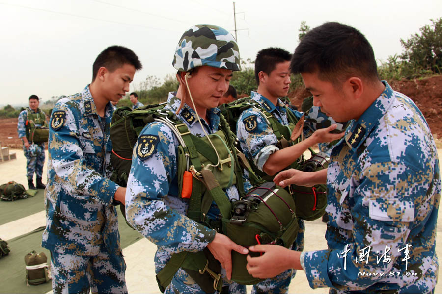A Marine Corps brigade under the Navy of the People's Liberation Army (PLA) conducts 800 meters high-altitude parachute training, in a bid to enhance troop's airborne combat capability. (navy.81.cn/Yu Huangwei, Yan Jialuo, Zhou Qichun) 