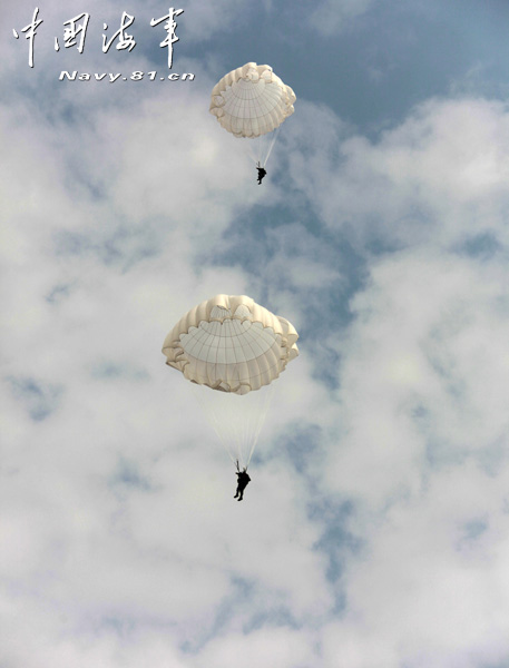 A Marine Corps brigade under the Navy of the People's Liberation Army (PLA) conducts 800 meters high-altitude parachute training, in a bid to enhance troop's airborne combat capability. (navy.81.cn/Yu Huangwei, Yan Jialuo, Zhou Qichun) 