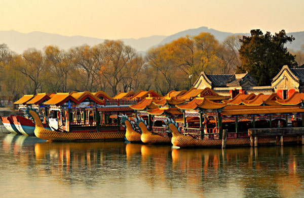 Best known for its summer allure, The Summer Palace in Beijing shows another side of its beauty in the silence of winter as shown in this group of photos taken in early December. (Photo: CRIENGLISH.com/Song Xiaofeng)