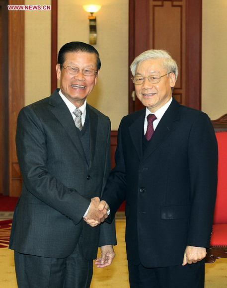 General secretary of the Communist Party of Vietnam (CPV) Central Committee Nguyen Phu Trong (R) shakes hands with visiting Lao Deputy Prime Minister Somsavat Lengsavad in Hanoi, capital of Vietnam, Dec. 20, 2012. (Xinhua/VNA)