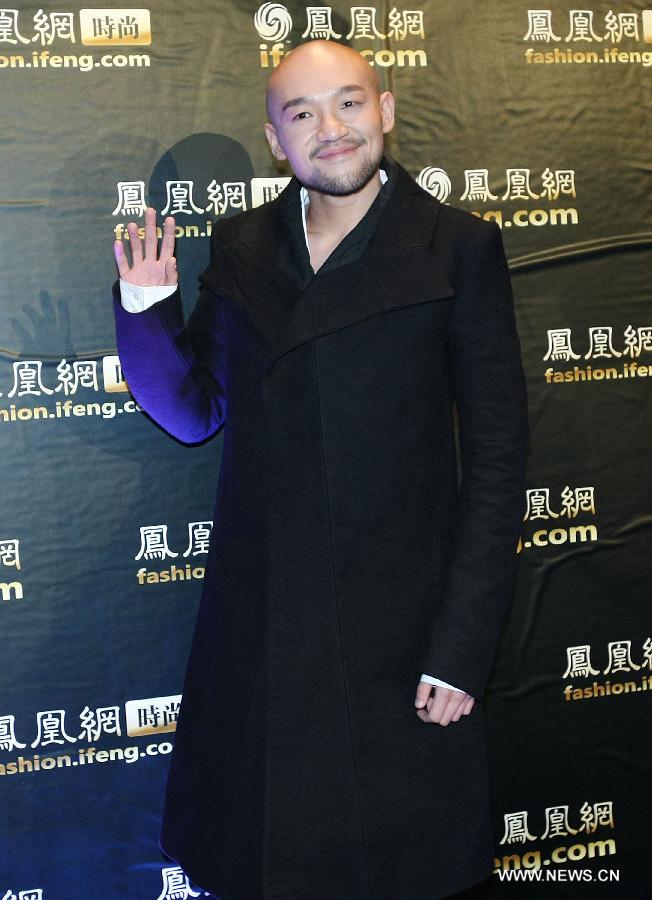 Chinese singer Li Daimo poses on a red carpet during a fashion event "Phoenix Fashion Choice" in Beijing, capital of China, Dec. 19, 2012. The fashion event kicked off here Wednesday. (Xinhua/Li Fangyu) 