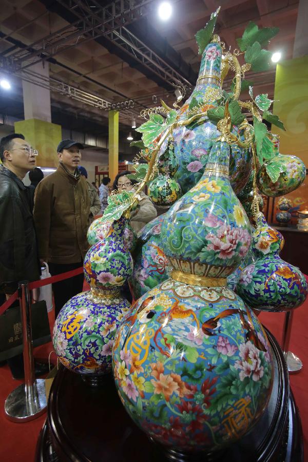 Visitors view an exhibit during the 7th China (Beijing) International Cultural and Creative Industry Expo (ICCIE) in Beijing, capital of China, Dec, 20, 2012. The expo, which opened here on Thursday, attracted some 50 delegations from 6 international organizations and 15 countries and regions. (Xinhua) 