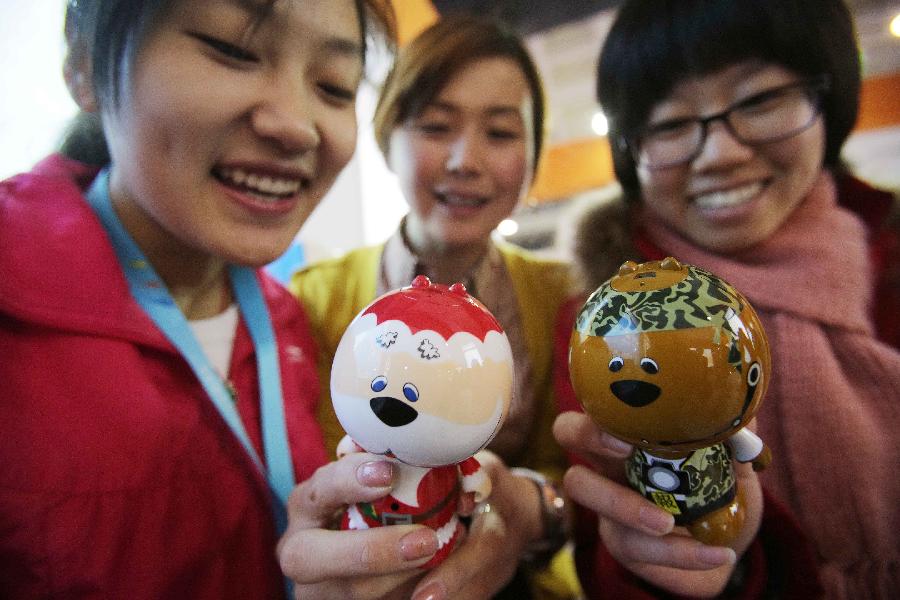 Staff members show the intelligent doll robots during the 7th China (Beijing) International Cultural and Creative Industry Expo (ICCIE) in Beijing, capital of China, Dec, 20, 2012. The expo, which opened here on Thursday, attracted some 50 delegations from 6 international organizations and 15 countries and regions. (Xinhua) 