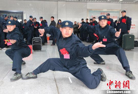 30 newly-recruited members of the Marine Corps under the Navy of the Chinese PLA became beautiful scenery on their way to Zhanjiang of south China's Guangdong province, because all of them are wushu (Chinese martial arts) masters and some of them were even world champions.(Chinanews.com/Du Wengong)