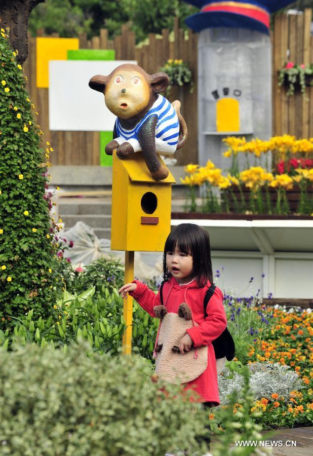 A girl views the gardening works at Taipei International Flower Exhibition 2012 in Taipei, southeast China's Taiwan, Dec. 20, 2012. The flower exhibition will formally kick off in Tapei on Dec. 22. (Xinhua/Wu Ching-teng) 