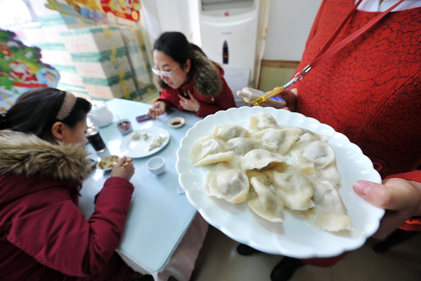 People enjoy dumplings in a restaurant in Dalian, Liaoning Province, on Dec. 21. Dongzhi reflects the changing of four seasons. It falls on Dec. 21 this year. On this day, the northern hemisphere experiences the shortest daytime and longest nighttime. As a tradition, people in north China eat dumplings on this day.(Photo/ China.org.cn)