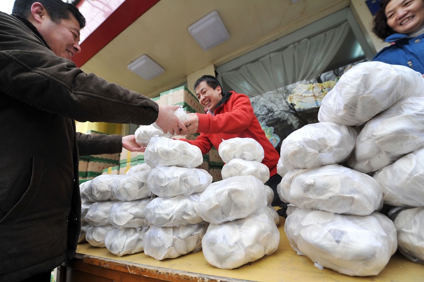 People buy dumplings in a supermarket in Yinchuan, Ningxia Hui Autonomous Region, on Dec. 21. Dongzhi reflects the changing of four seasons. It falls on Dec. 21 this year. On this day, the northern hemisphere experiences the shortest daytime and longest nighttime. As a tradition, people in north China eat dumplings on this day.(Photo/ China.org.cn)