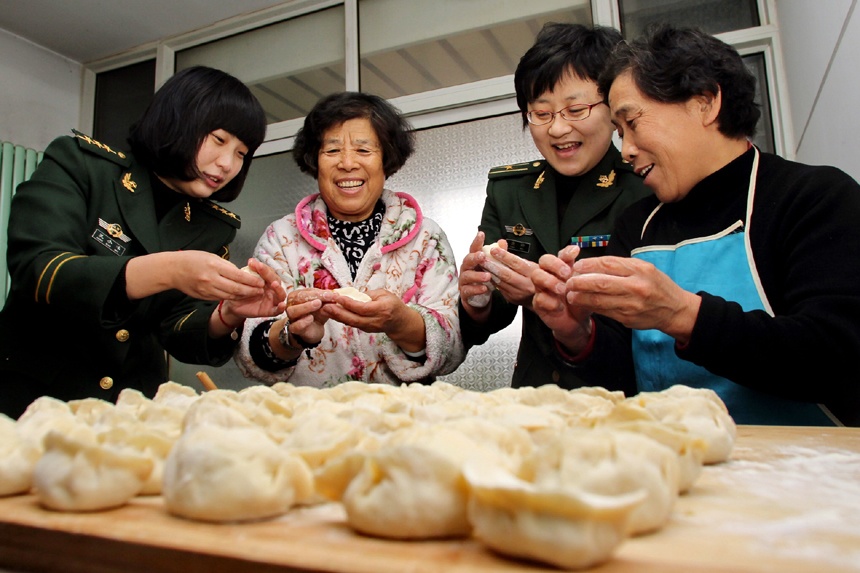 People make dumplings in a canteen in Qinhuangdao, Hebei Province on Ded. 20. Dongzhi reflects the changing of four seasons. It falls on Dec. 21 this year. On this day, the northern hemisphere experiences the shortest daytime and longest nighttime. As a tradition, people in north China eat dumplings on this day. (Photo/ China.org.cn)